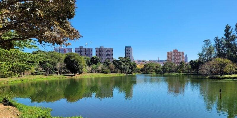 Corpo em decomposição é achado dentro da lagoa do Parque dos Ipês em Santa Bárbara