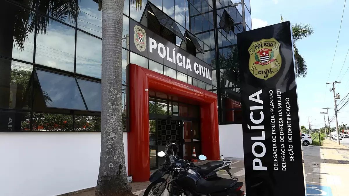 Homem é contido pelo filho de 17 anos após quebrar janela da própria casa em Americana