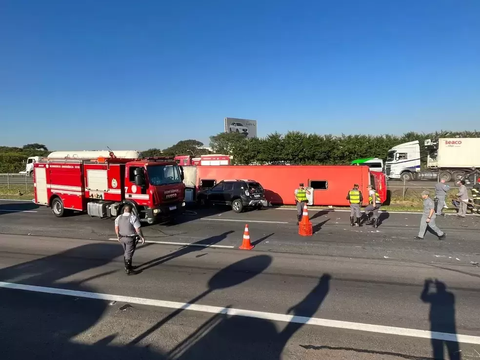 Ônibus tomba em acidente na Anhanguera, em Sumaré; ao menos 8 vítimas feridas