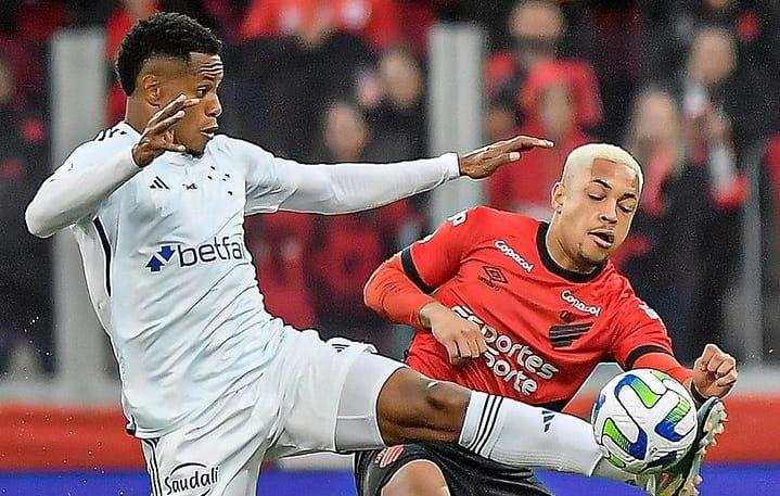 Cruzeiro e Athletico empatam em jogão com brilho de estreante
