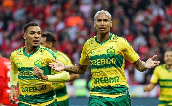 Deyverson faz no fim, e Cuiabá vence Inter de virada no Beira-Rio