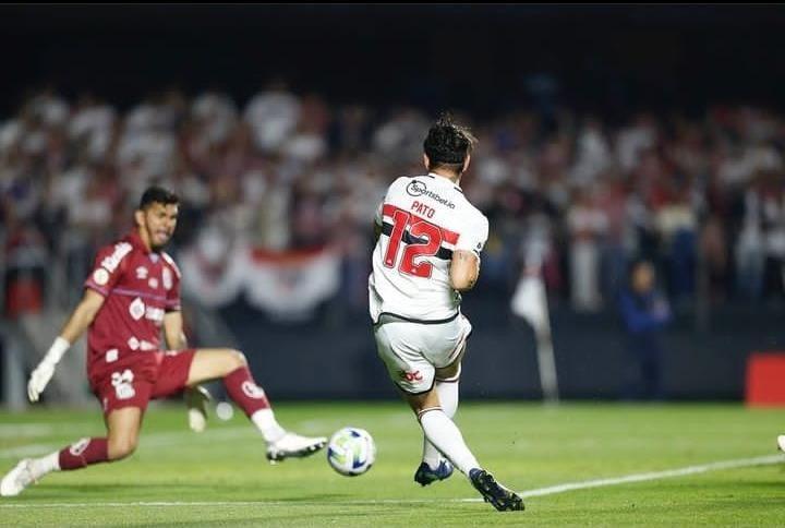Embalado, São Paulo goleia o Santos com dois de Calleri e um de Pato