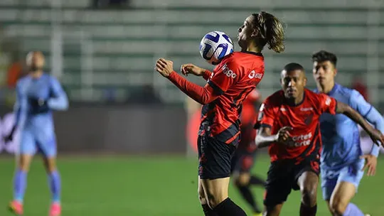 Athletico comete inúmeros erros, reclama de pênalti e se complica na altitude contra o Bolívar; análise