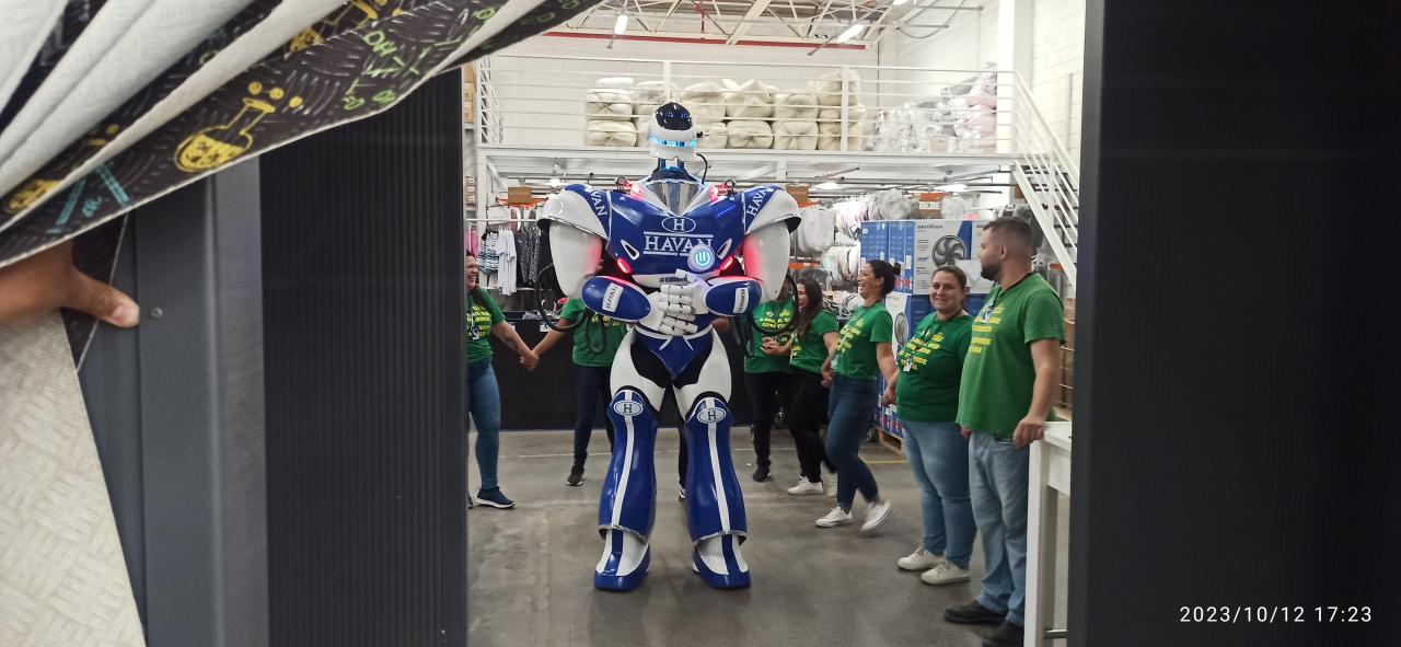 Havan realiza show com robozão e faz a alegria da criançada