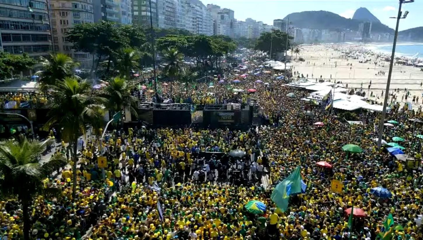 Multidão se une em Copacabana em defesa da democracia e contra abusos do STF