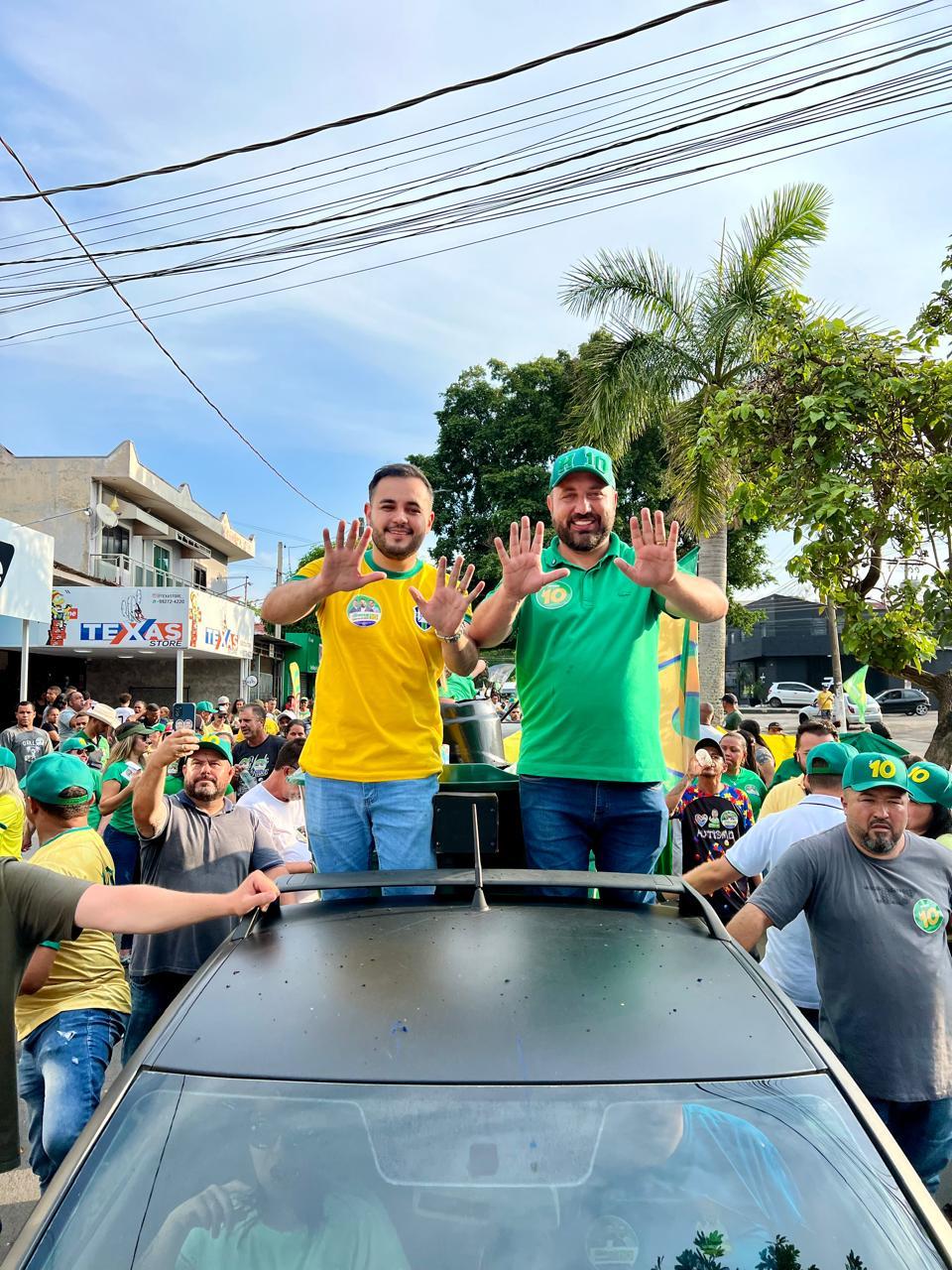 Caminhada na Área Cura reforça compromisso com a comunidade e mostra força de Henrique e Andre para segundo turno 
