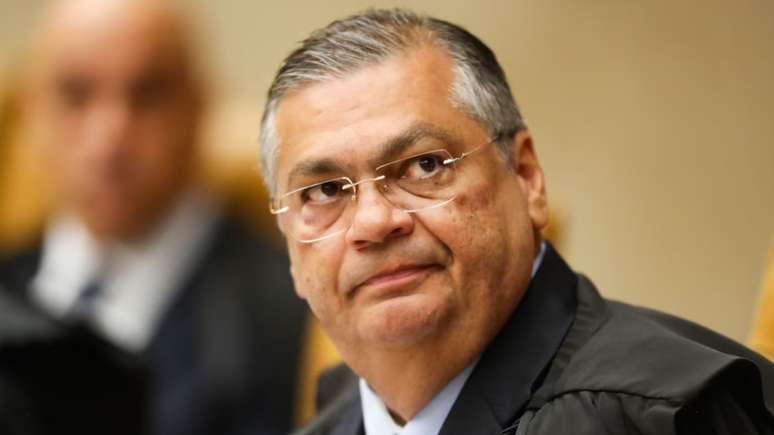 Censura de volta ao Brasil: Dino manda destruir livros