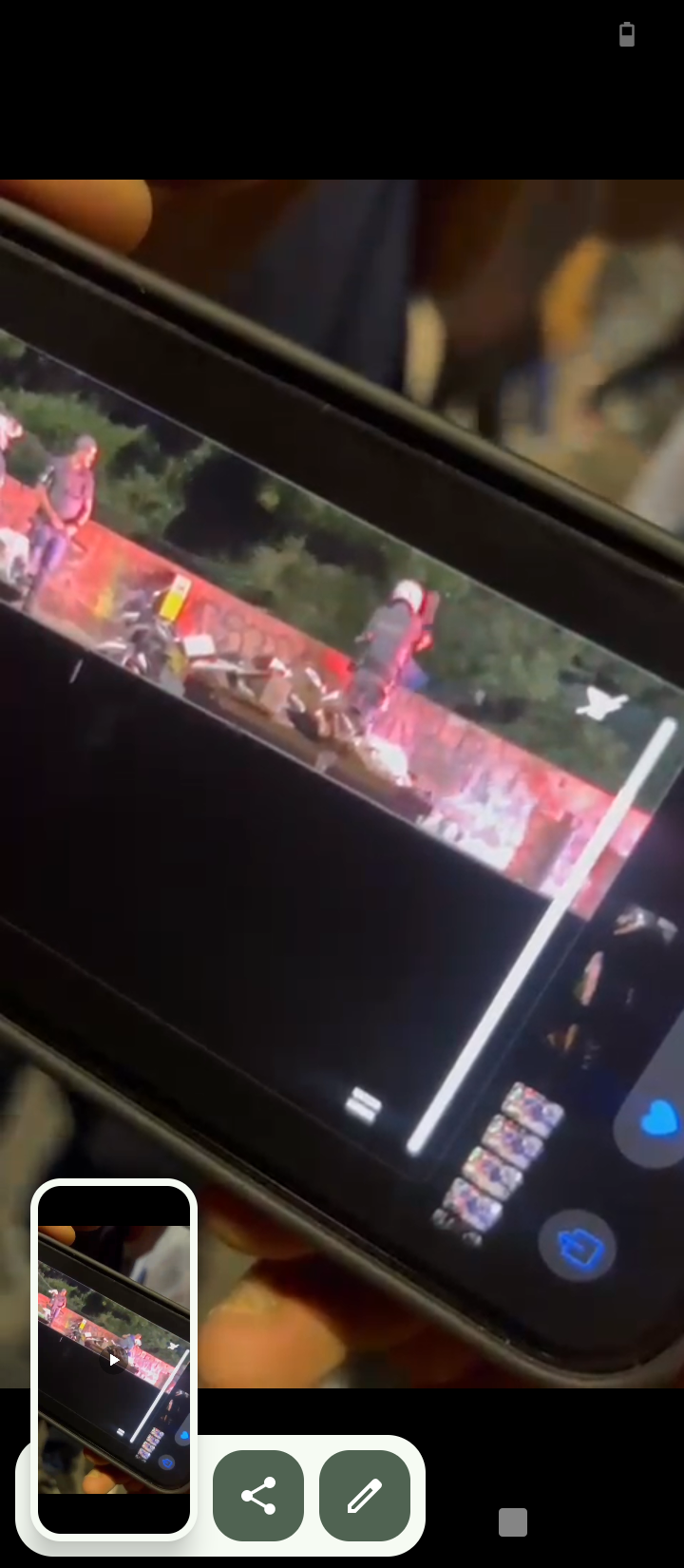 Policial em atitude absurda arremessa suspeito de ponte.