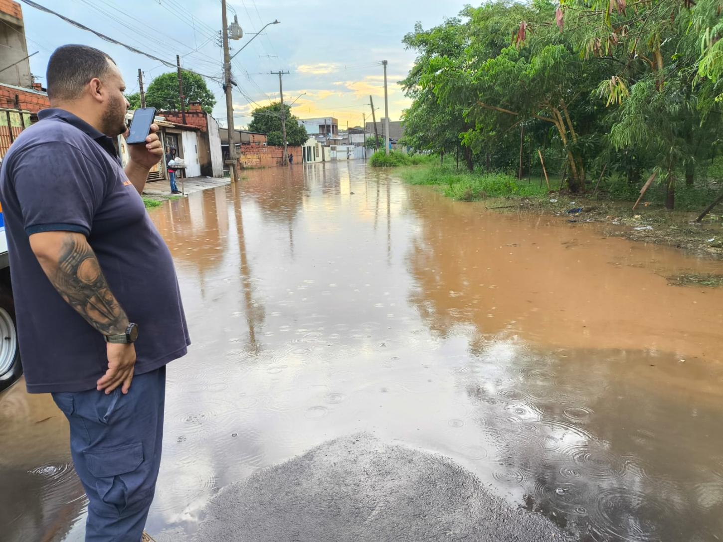 Descaso na Rua Crenac: Lixo Obstrui Ribeirão Quilombo em Sumaré