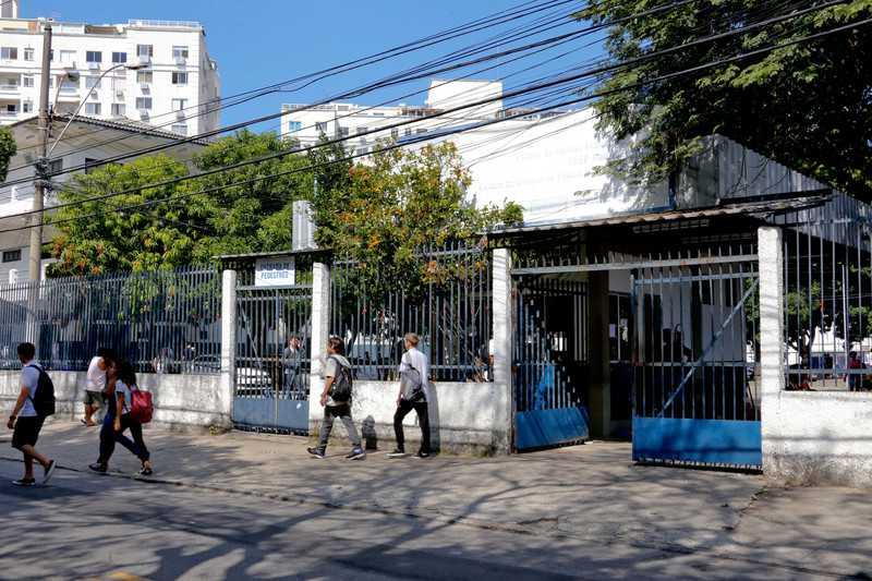 Escola técnica em Niterói viraliza nas redes por denúncias de estrutura precária